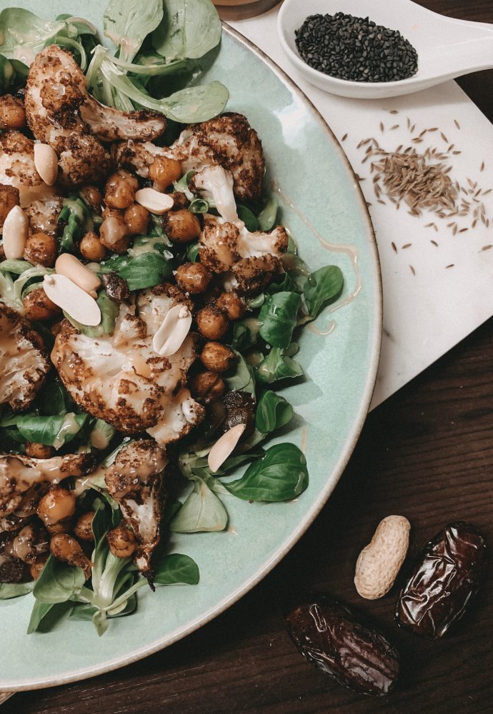 Wintersalat mit Blumenkohl und Kichererbsen