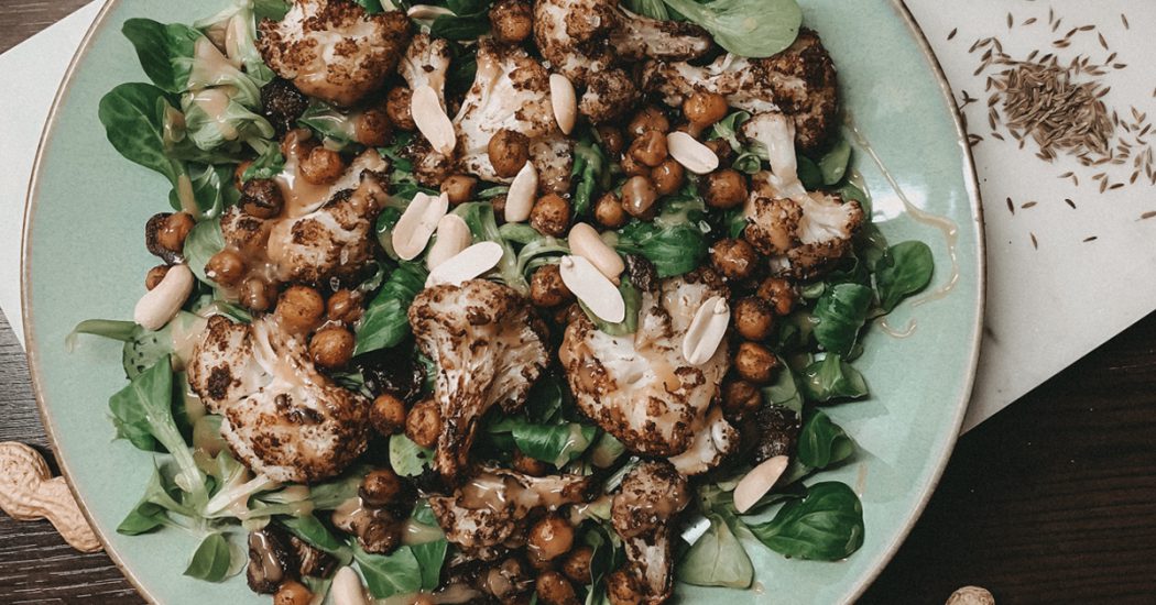 Wintersalat mit Blumenkohl und Kichererbsen