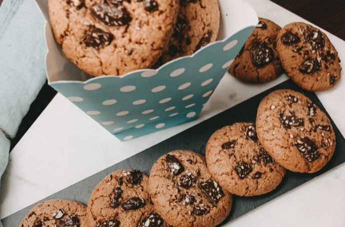 Für all die Krümelmonster unter euch, kommt hier also endlich eine kurze Anleitung zu meinen veganen Chocolate Chip Cookies.